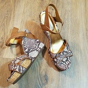 EUC Cynthia Vincent Python Print Wedge